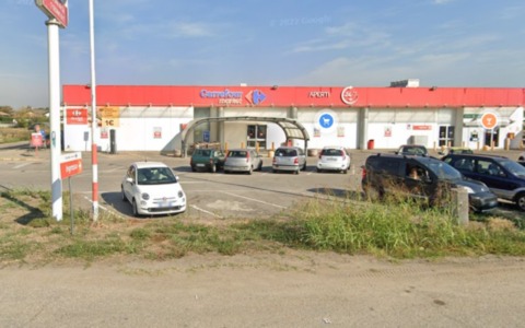 Rubano capi d’abbigliamento e alimentari, poi aggrediscono la cassiera per guadagnarsi la fuga