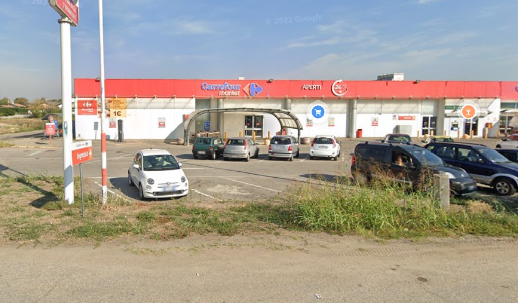 Rubano capi d’abbigliamento e alimentari, poi aggrediscono la cassiera per guadagnarsi la fuga