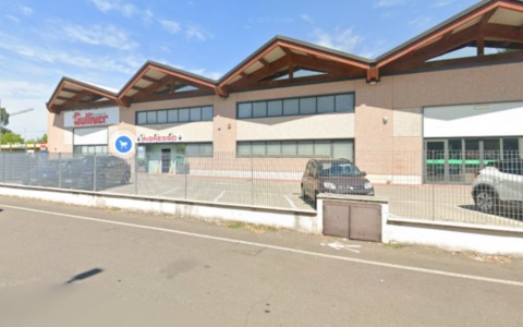Sfondano la vetrata del supermercato con un furgone-ariete, poi scappano con la cassaforte