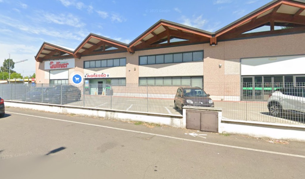 Sfondano la vetrata del supermercato con un furgone-ariete, poi scappano con la cassaforte