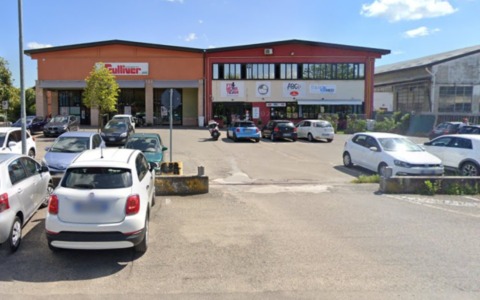 Sfondano la vetrata del supermercato, ma fuggono a mani vuote