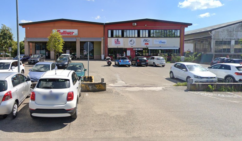 Sfondano la vetrata del supermercato, ma fuggono a mani vuote