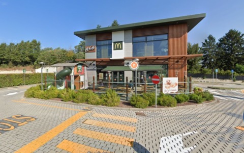 Paura al McDonald’s di Vigevano: spray urticante scatena il panico tra clienti e personale