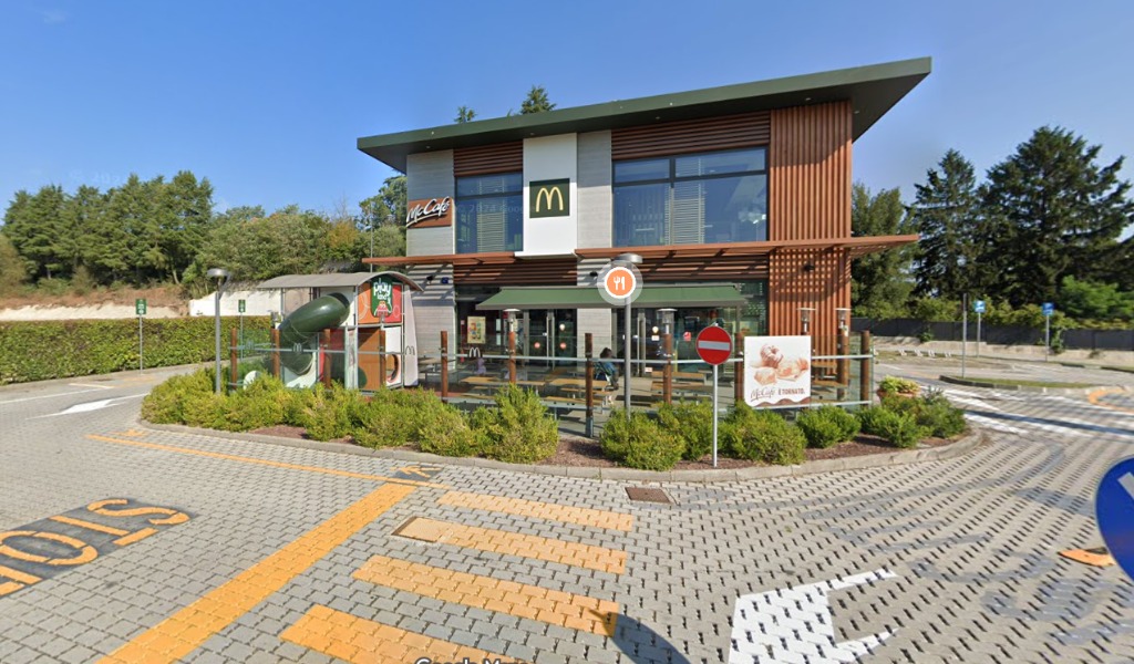 Paura al McDonald’s di Vigevano: spray urticante scatena il panico tra clienti e personale