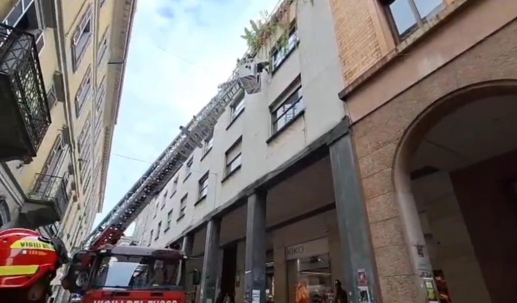 Cornicione pericolante in Corso Cavour: intervento dei Vigili del Fuoco