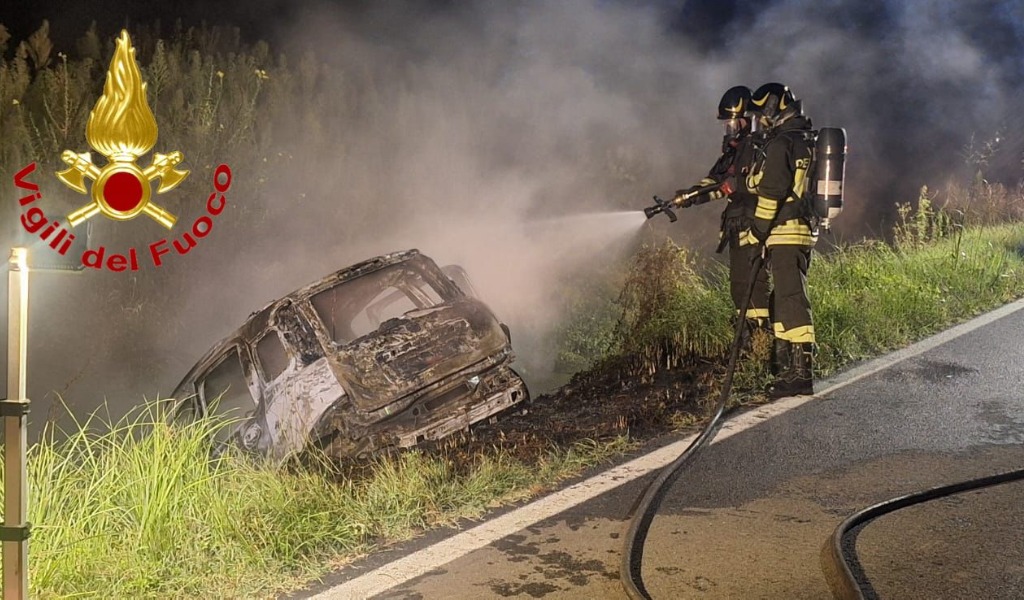 Auto completamente distrutta dalle fiamme a Torrevecchia Pia
