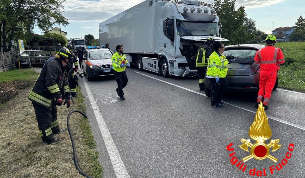Incidente a Chignolo Po tra auto e mezzo pesante, muore una donna di 68 anni