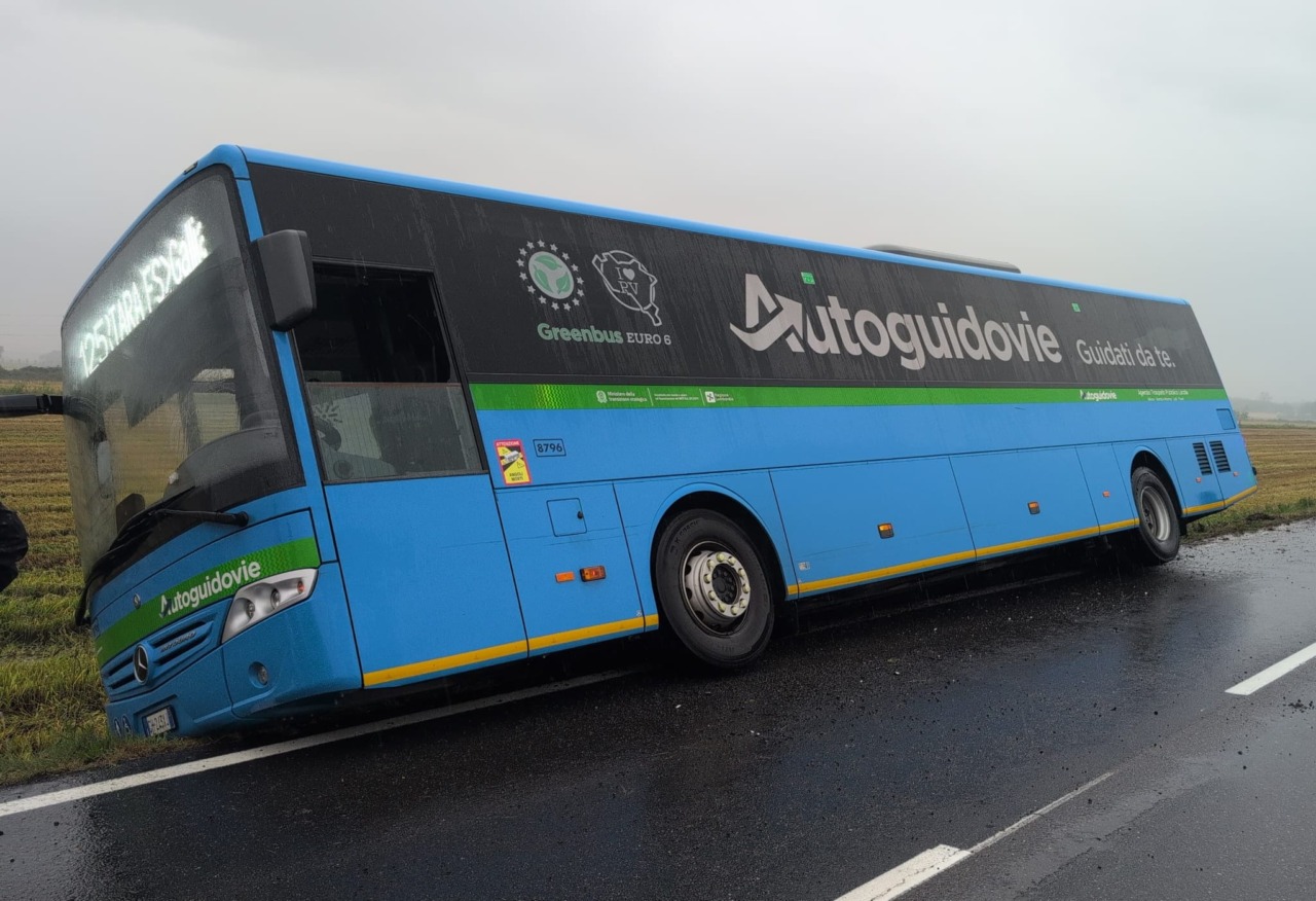 Autobus carico di passeggeri fuori strada sulla SS211 a Cergnago: strada chiusa