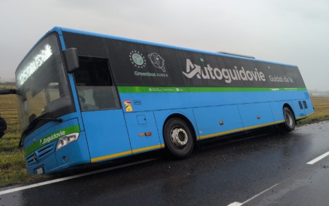 Autobus carico di passeggeri fuori strada sulla SS211 a Cergnago: strada chiusa