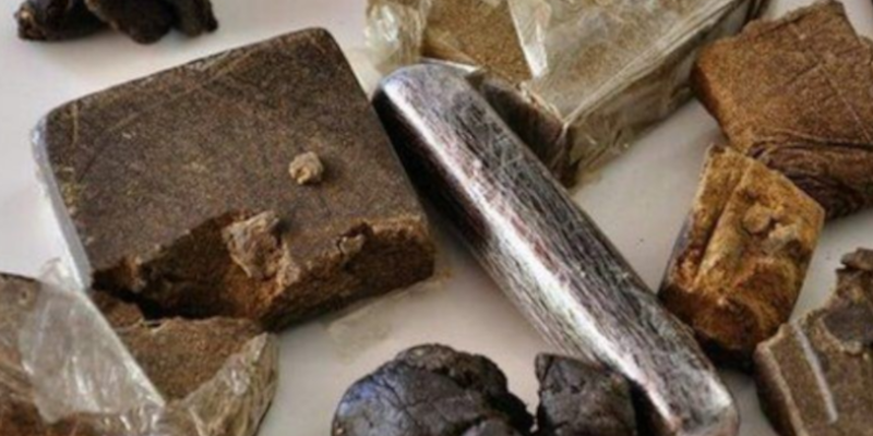 Si presenta in caserma con droga e bilancino: “Arrestatemi! Sono stanco di questa vita”