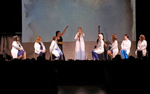 “Le Medichesse” in scena a Pavia: 15 donne medico raccontano la vita tra corsie, emozioni e sogni