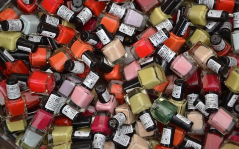Smalti e gel per unghie contenenti sostanze tossiche, sequestrati 1000 cosmetici vietati