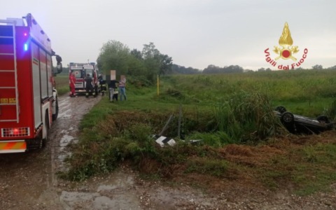 Auto finisce fuori strada e si ribalta, conducente 25enne incastrata nell’abitacolo