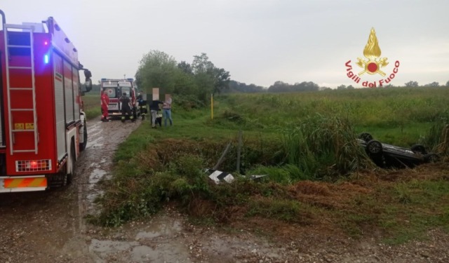 Auto finisce fuori strada e si ribalta, conducente 25enne incastrata nell’abitacolo