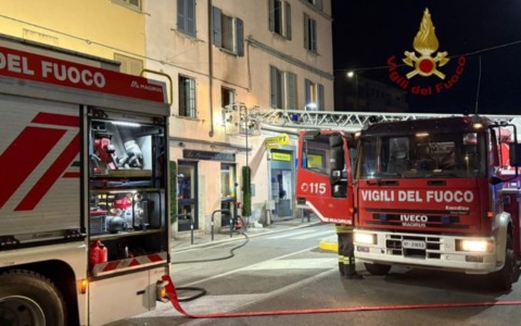 Incendio nella notte a Borgo Ticino: in fiamme una gelateria