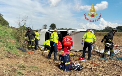 Pick-up si ribalta sull’argine dell’Agogna: conducente 62enne incastrato nell’abitacolo