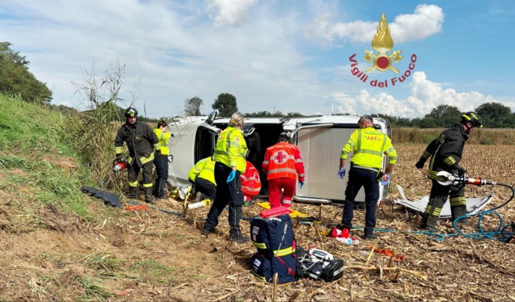 Pick-up si ribalta sull’argine dell’Agogna: conducente 62enne incastrato nell’abitacolo