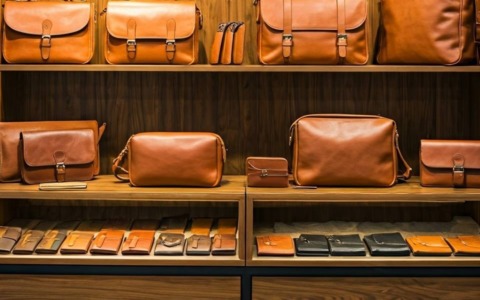 Furto da 15mila euro in pelletteria: ladri fuggono con capi d’abbigliamento, borse e accessori di lusso