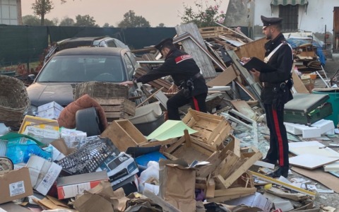 Discarica abusiva in un cascinale: rifiuti di ogni tipo accatastati in cortile e poi bruciati per smaltirli