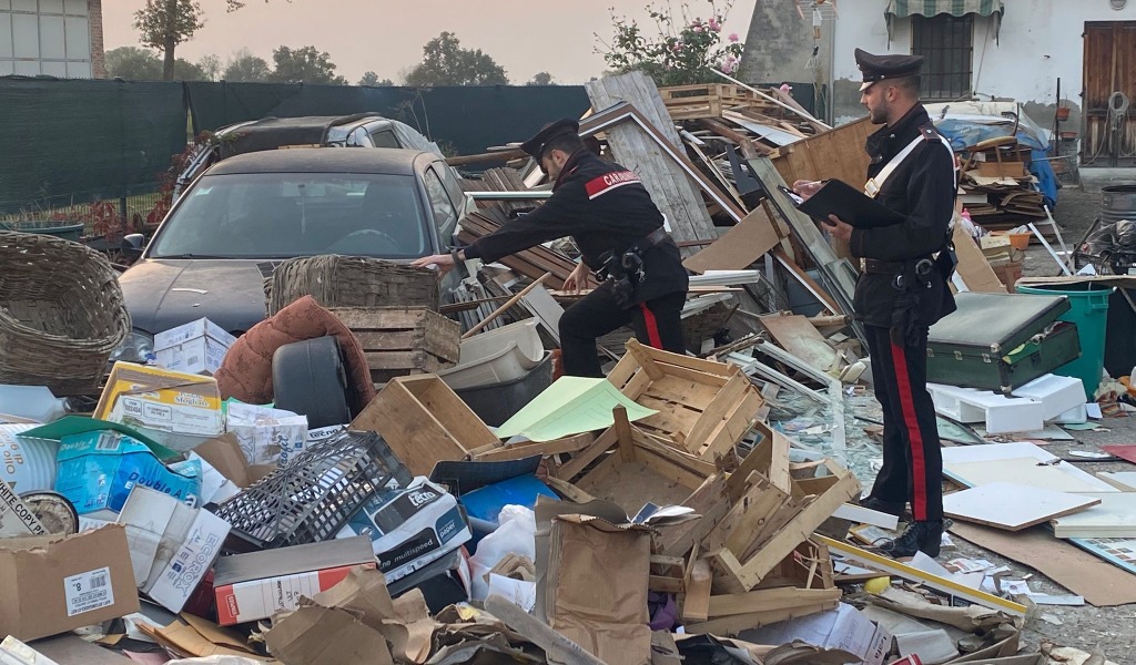 Discarica abusiva in un cascinale: rifiuti di ogni tipo accatastati in cortile e poi bruciati per smaltirli