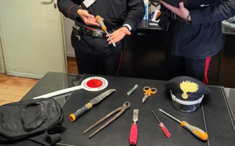 Si aggirano con fare sospetto tra le abitazioni: due presi dopo inseguimento a tutta velocità, in auto arnesi da scasso