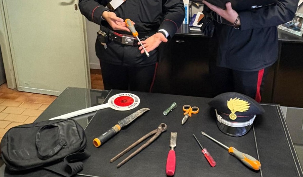 Si aggirano con fare sospetto tra le abitazioni: due presi dopo inseguimento a tutta velocità, in auto arnesi da scasso