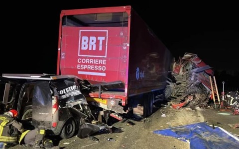 Tragico schianto all’alba sulla A21: muore autista 48enne, autostrada chiusa