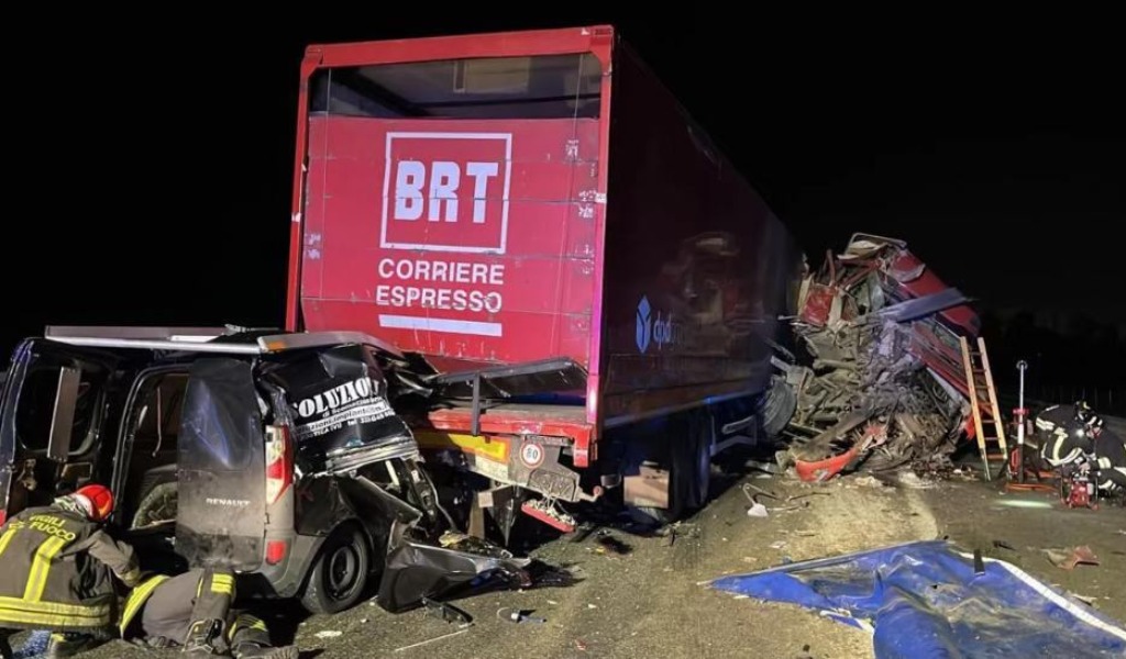 Tragico schianto all’alba sulla A21: muore autista 48enne, autostrada chiusa
