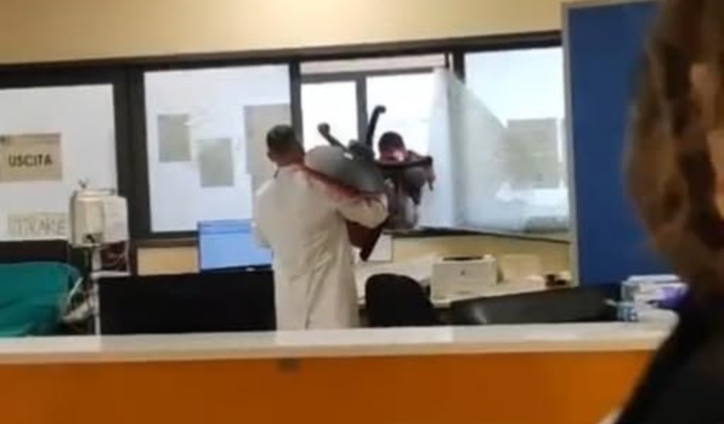 Scarcerato il 35enne che ha devastato il pronto soccorso di Vigevano, Salvini: “Espulsione!”