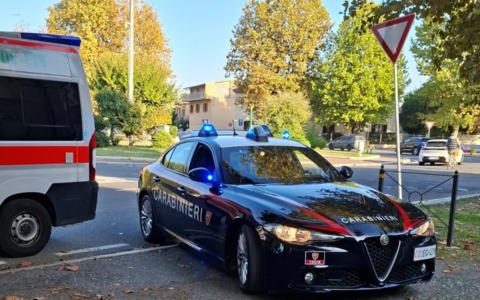 Al culmine di una lite lo accoltella a una spalla, 42enne ferito gravemente