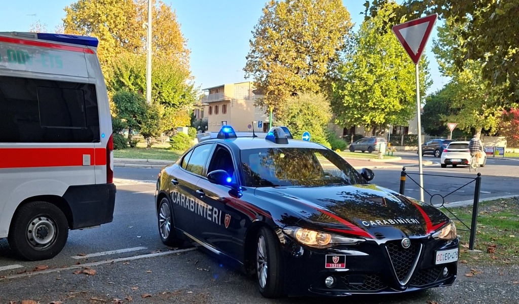 Al culmine di una lite lo accoltella a una spalla, 42enne ferito gravemente
