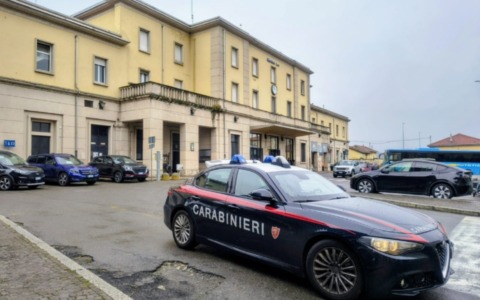 Giovani aggrediti a Mortara: minacciati con un coltello o presi a pugni per essere derubati del cellulare