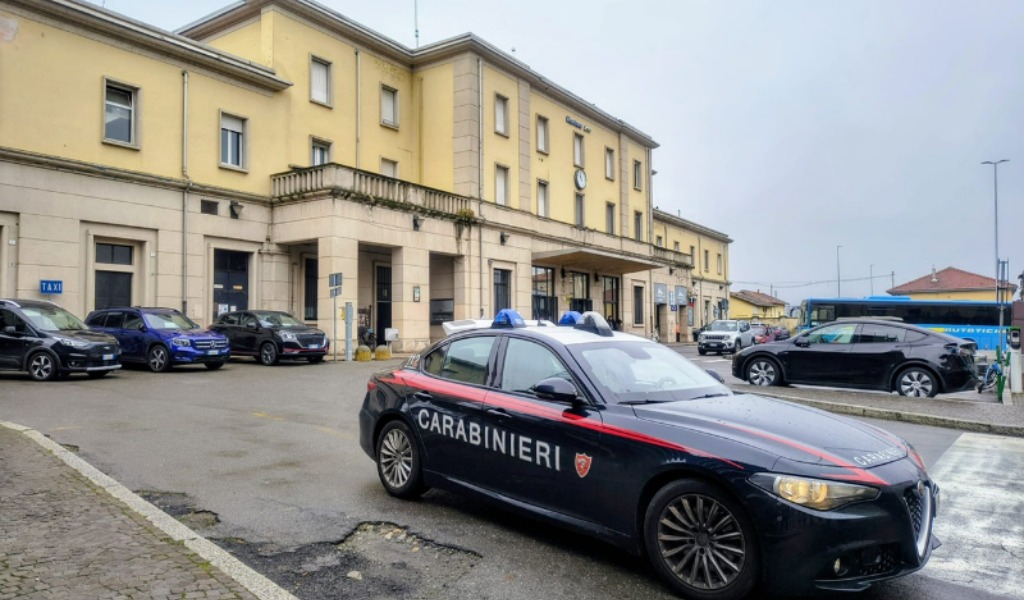 Ruba una borsa da un’auto poi fa acquisti in tabaccheria con le carte di credito