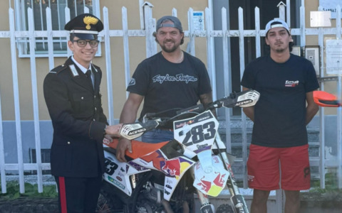 Gli rubano il furgone con all’interno due moto da cross, li ritrova grazie al GPS