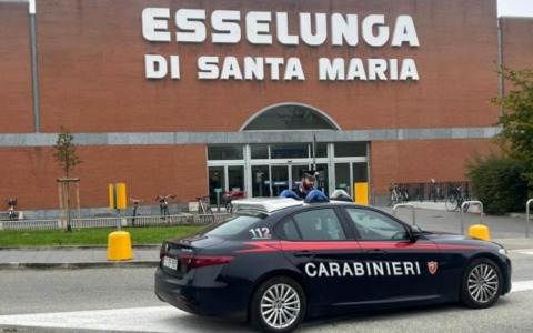 Tenta il furto al supermercato poi aggredisce la guardia per guadagnarsi la fuga: 25enne nei guai