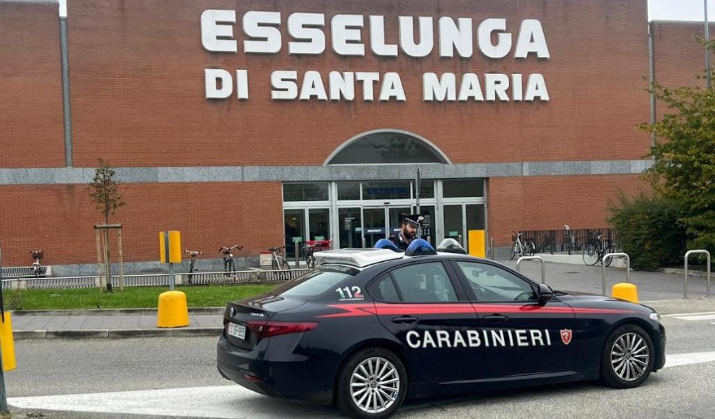 Tenta il furto al supermercato poi aggredisce la guardia per guadagnarsi la fuga: 25enne nei guai