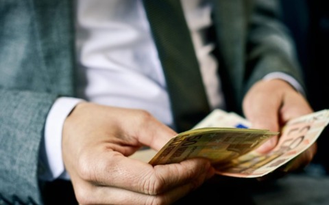 Se non paghi “Ti sciolgo nell’acido”: cinque arresti per estorsione, tra cui un ex finanziere in congedo