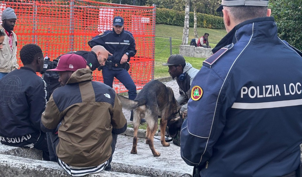Cani antidroga in azione a Voghera: sequestrati hashish e cocaina, un centinaio di persone identificate