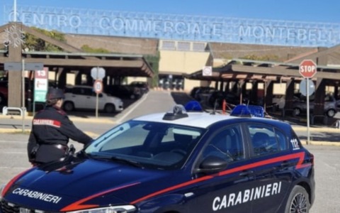 Ruba una borsa, poi con le carte tenta di fare acquisti al centro commerciale Montebello