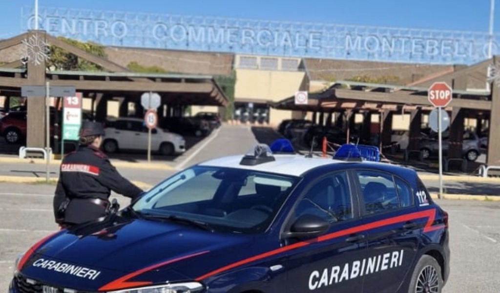 Ruba una borsa, poi con le carte tenta di fare acquisti al centro commerciale Montebello