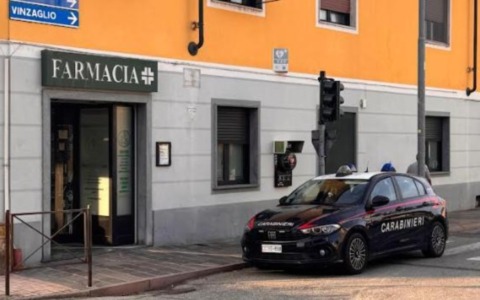 Ruba in farmacia 500 euro di cosmetici, ladro 20enne preso dopo un mese dal furto