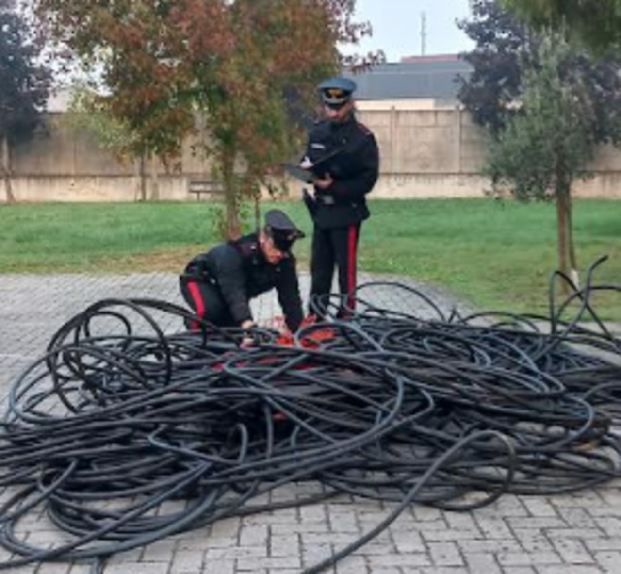Fermato con 100 chili di rame e fibra ottica in auto: denunciato un 30enne pavese a San Martino Siccomario