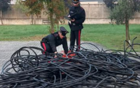 Fermato con 100 chili di rame e fibra ottica in auto: denunciato un 30enne pavese a San Martino Siccomario