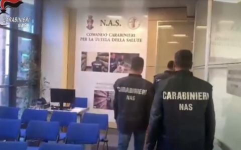 Frode nei centri d’accoglienza: migranti lasciati senza cibo e in ambienti sporchi, cinque arresti