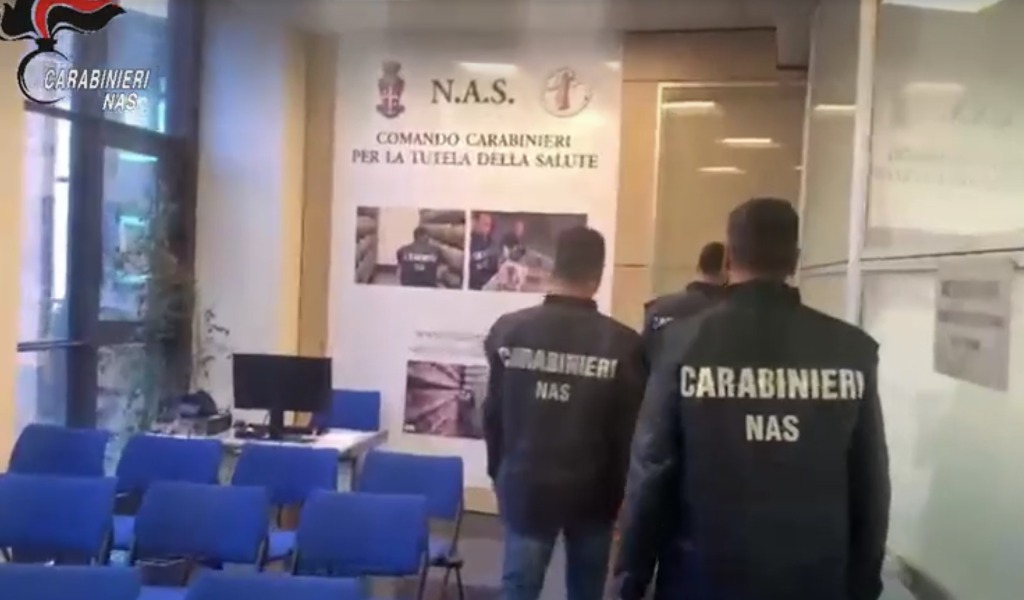 Frode nei centri d’accoglienza: migranti lasciati senza cibo e in ambienti sporchi, cinque arresti