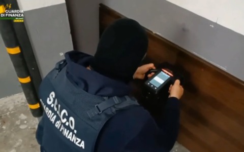 Maxi-operazione antidroga: 15 arresti per traffico internazionale di cocaina, perquisizioni anche a Pavia