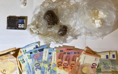 Durante il controllo si mostra nervoso e agitato, aveva droga in auto e a casa