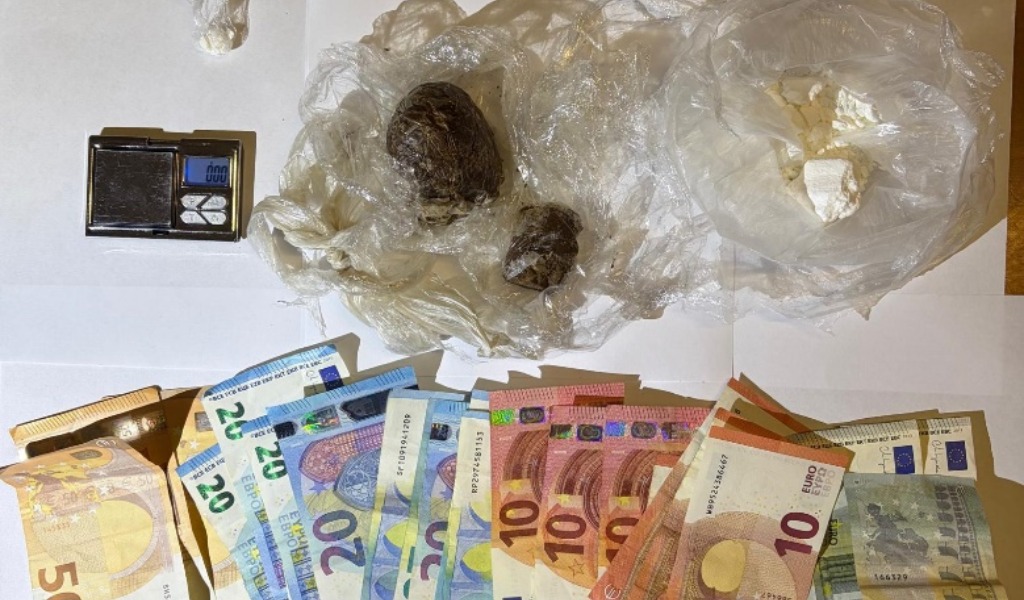 Durante il controllo si mostra nervoso e agitato, aveva droga in auto e a casa