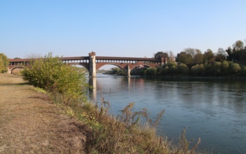 Vuole farla finita lanciandosi nel Ticino, 26enne salvato dai Carabinieri