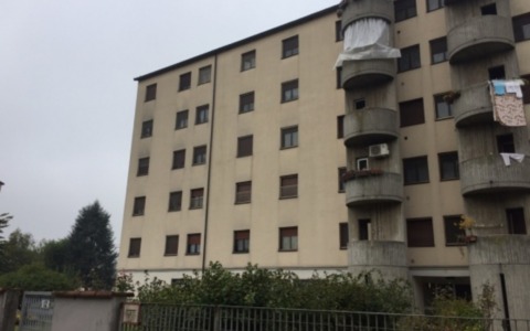 Emergenza casa a Pavia: “Ristrutturate gli alloggi vuoti”. Protesta sotto la Prefettura